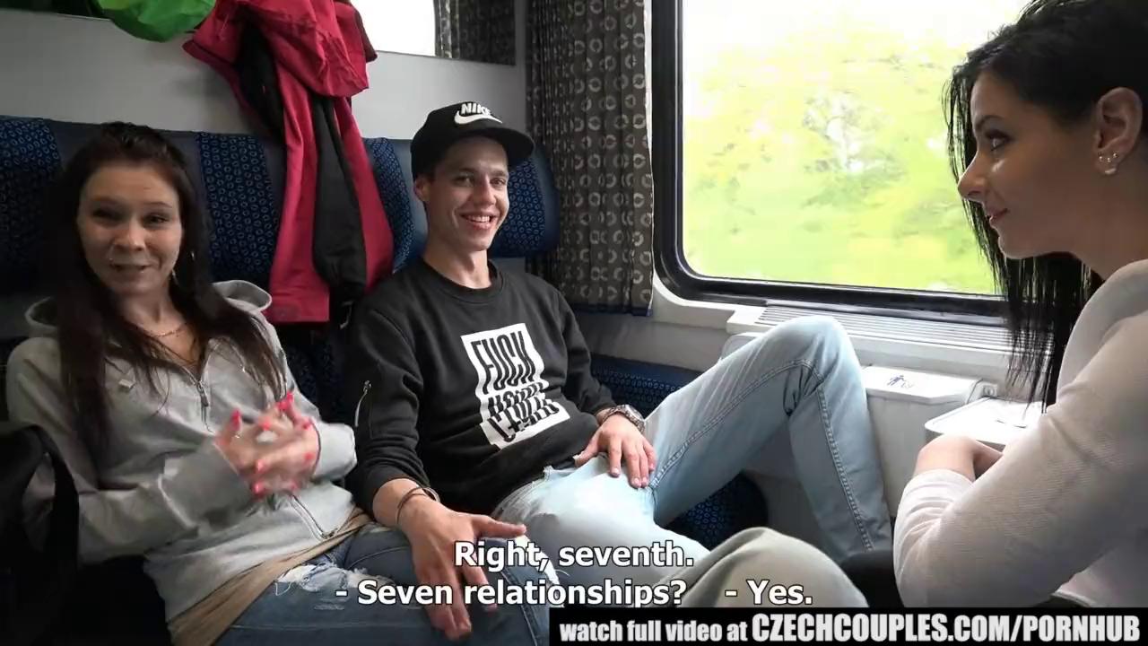 Секс вчетвером а общественном поезде