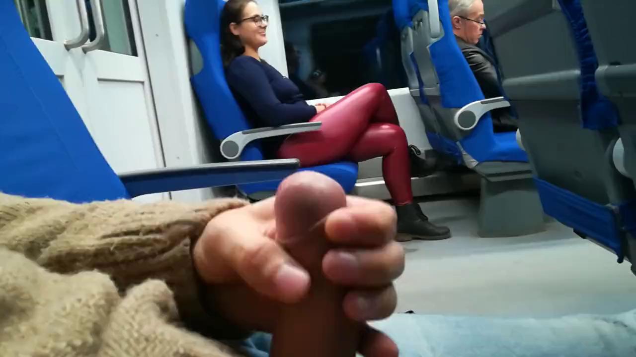 Соблазнил девушку на минет в поезде