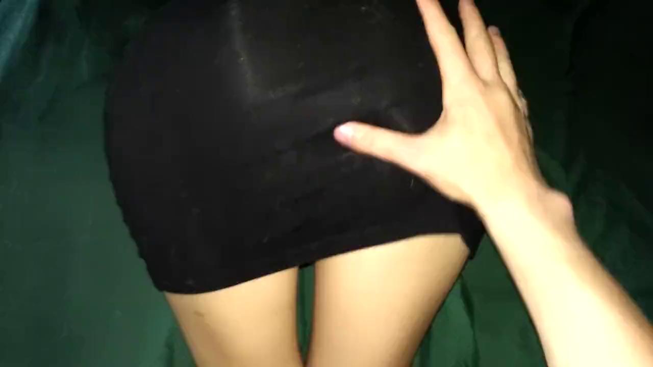 Сексуальная девочка в короткой юбке